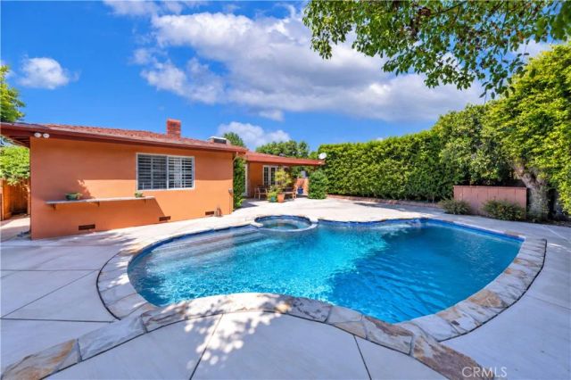 7044 Mammoth Avenue, Van Nuys, CA 91405