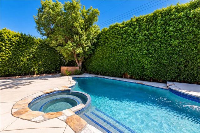 7044 Mammoth Avenue, Van Nuys, CA 91405
