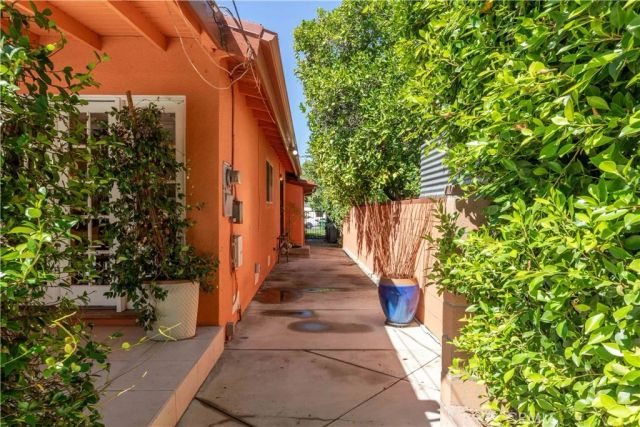 7044 Mammoth Avenue, Van Nuys, CA 91405