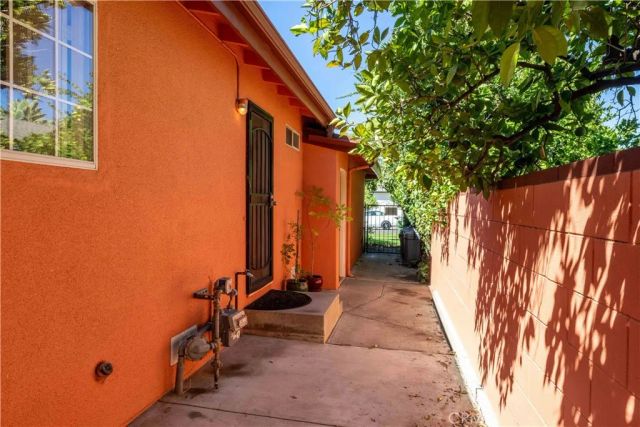 7044 Mammoth Avenue, Van Nuys, CA 91405