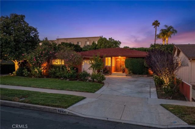 7044 Mammoth Avenue, Van Nuys, CA 91405