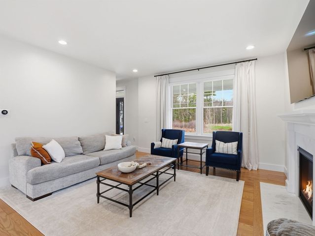 2 Winterberry Cir, Salisbury, MA 01952