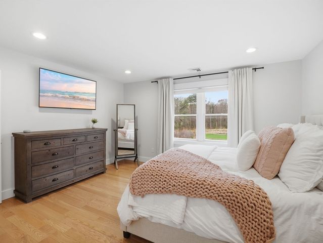 2 Winterberry Cir, Salisbury, MA 01952