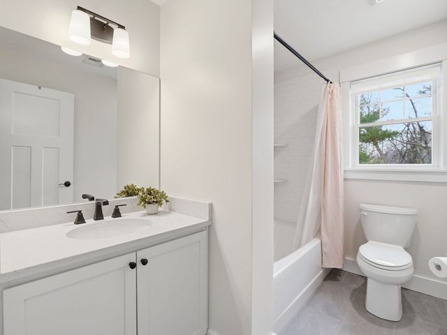 2 Winterberry Cir, Salisbury, MA 01952