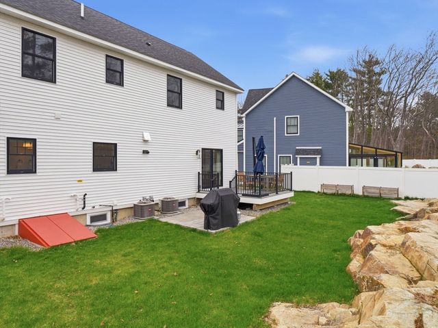 2 Winterberry Cir, Salisbury, MA 01952