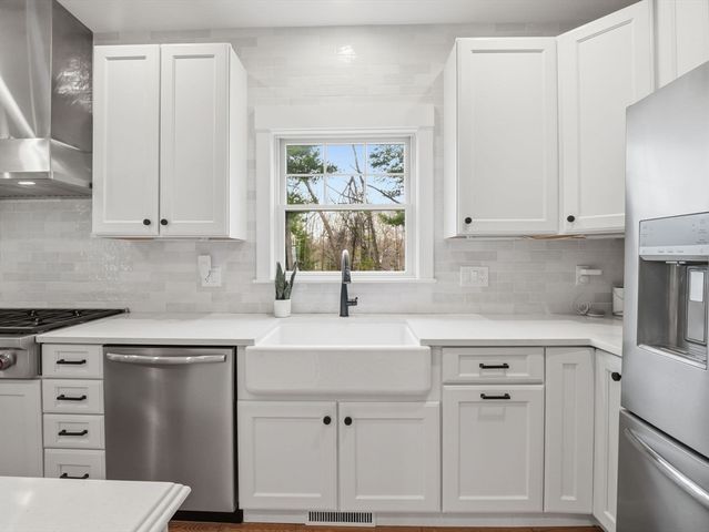 2 Winterberry Cir, Salisbury, MA 01952