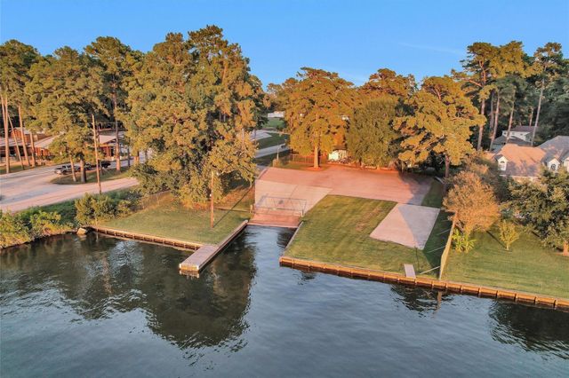 15696 Lakeway Drive, Willis, TX 77318