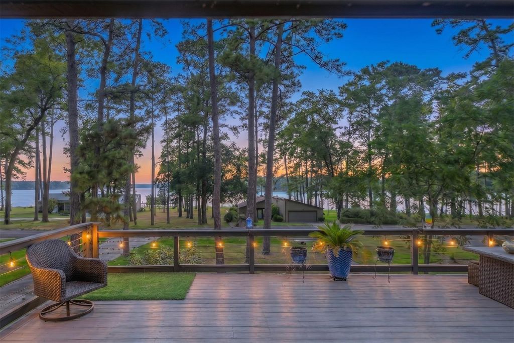 15696 Lakeway Drive, Willis, TX 77318
