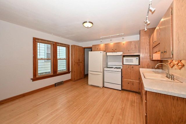 2824 S Lenox STREET, Milwaukee, WI 53207