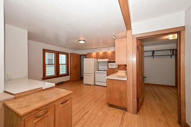 2824 S Lenox STREET, Milwaukee, WI 53207