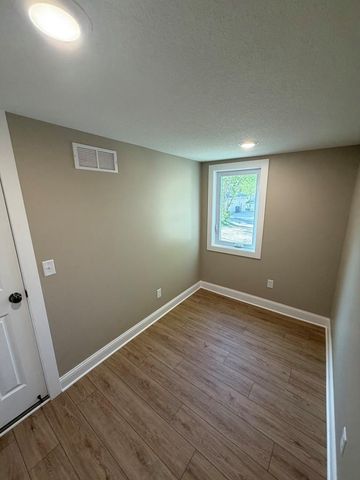 892 4th Street E, Saint Paul, MN 55106