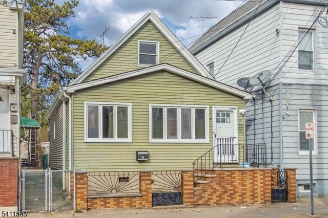 46 Center St, Clifton City, NJ 07011