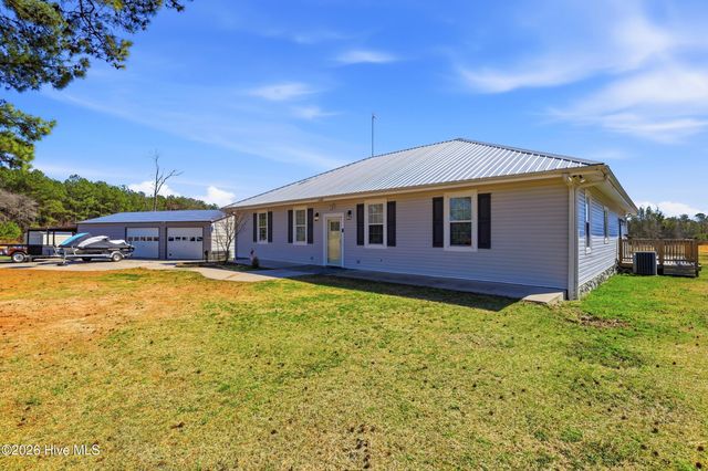 335 Bull Tail Road, Wallace, NC 28466