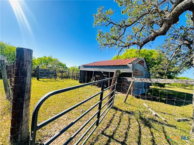 11610 E State Hwy 111, Yoakum, TX 77995