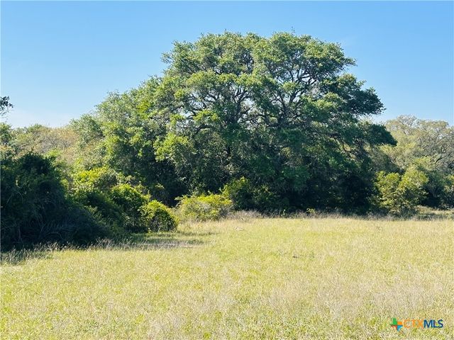 11610 E State Hwy 111, Yoakum, TX 77995