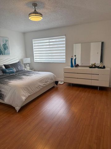 16418 SW 72nd Ter ., Miami, FL 33193