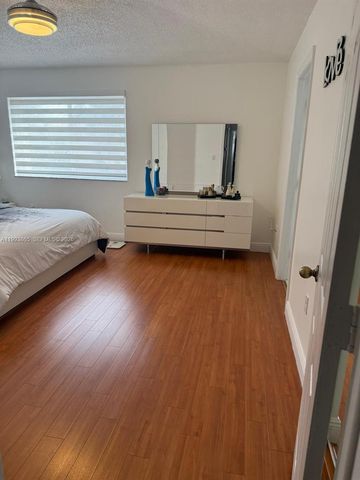 16418 SW 72nd Ter ., Miami, FL 33193