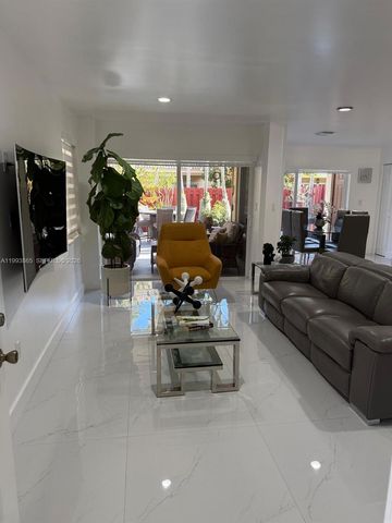 16418 SW 72nd Ter ., Miami, FL 33193