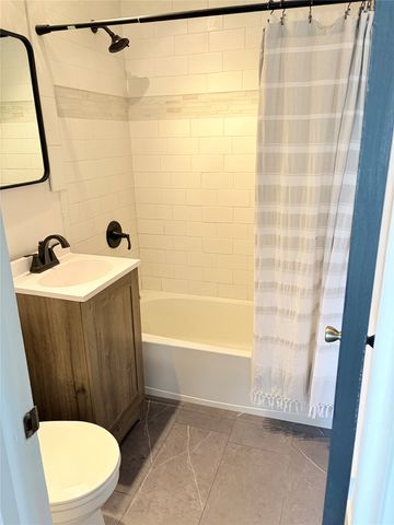 2718 E Tiffin Avenue, Des Moines, IA 50317