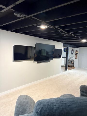 2718 E Tiffin Avenue, Des Moines, IA 50317