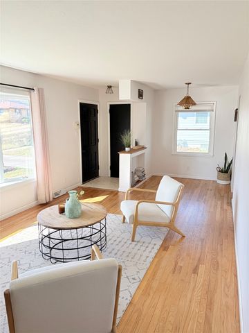 2718 E Tiffin Avenue, Des Moines, IA 50317