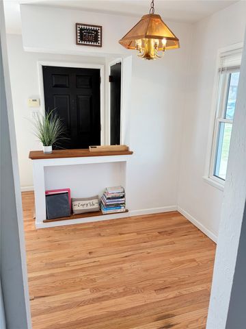 2718 E Tiffin Avenue, Des Moines, IA 50317