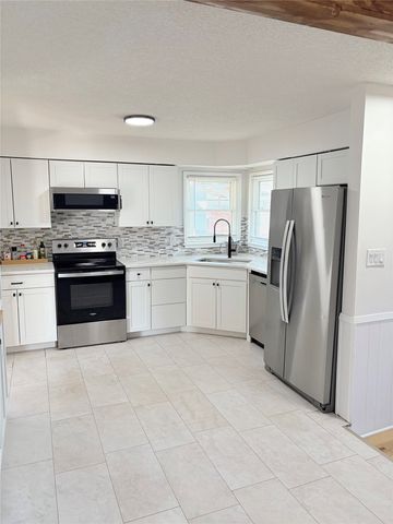 2718 E Tiffin Avenue, Des Moines, IA 50317