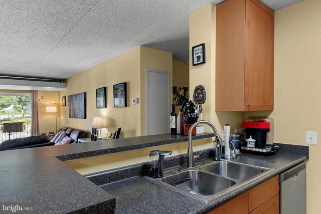 75 S REYNOLDS ST #101, Alexandria, VA 22304