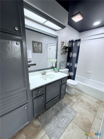 111 Belmoor Lane, Victoria, TX 77904