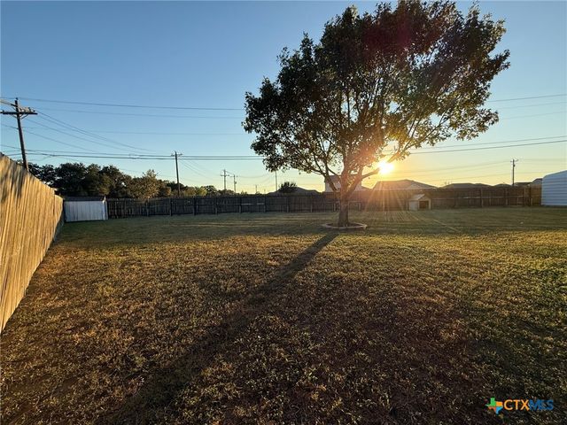 111 Belmoor Lane, Victoria, TX 77904