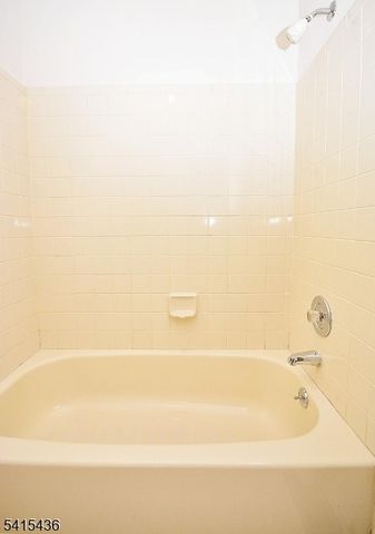 55 Canterbury Cir, Franklin Twp., NJ 08873