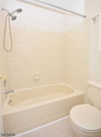 55 Canterbury Cir, Franklin Twp., NJ 08873