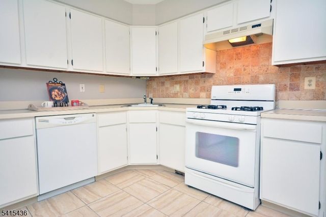 55 Canterbury Cir, Franklin Twp., NJ 08873