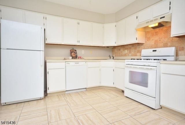 55 Canterbury Cir, Franklin Twp., NJ 08873