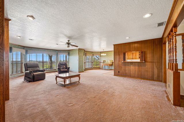 25 Labus Ln, Floresville, TX 78114