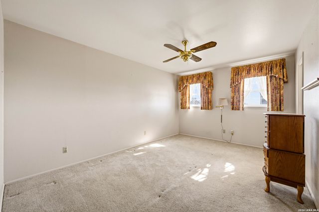 25 Labus Ln, Floresville, TX 78114