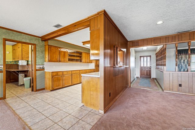 25 Labus Ln, Floresville, TX 78114