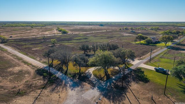 25 Labus Ln, Floresville, TX 78114