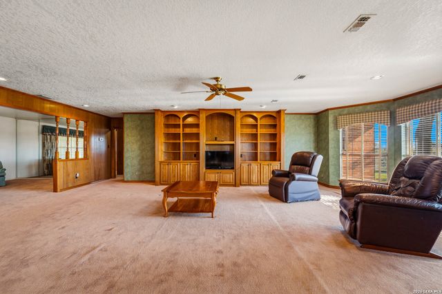 25 Labus Ln, Floresville, TX 78114