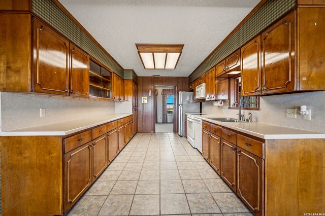 25 Labus Ln, Floresville, TX 78114