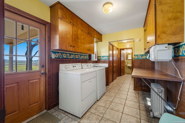 25 Labus Ln, Floresville, TX 78114