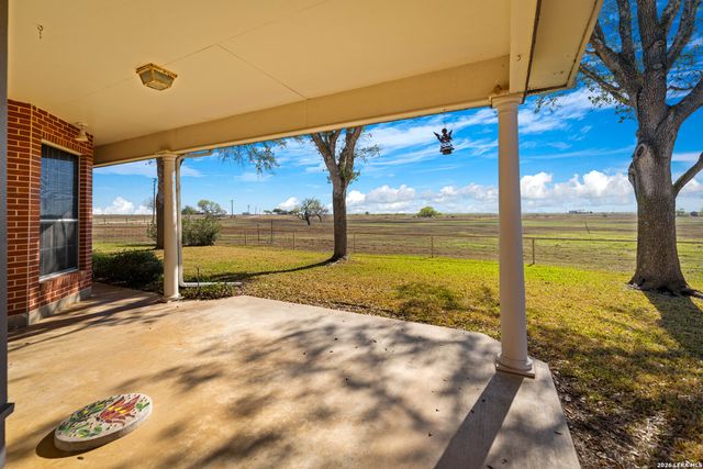 25 Labus Ln, Floresville, TX 78114