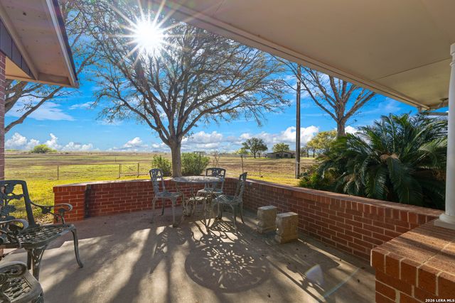 25 Labus Ln, Floresville, TX 78114