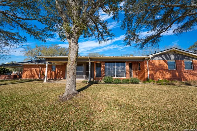 25 Labus Ln, Floresville, TX 78114
