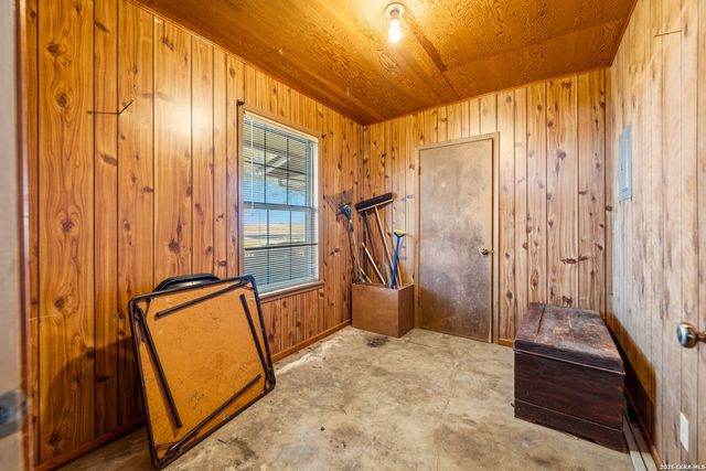 25 Labus Ln, Floresville, TX 78114