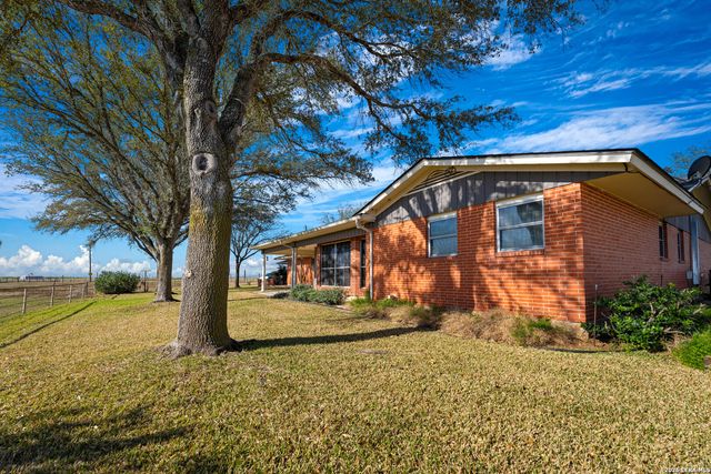 25 Labus Ln, Floresville, TX 78114