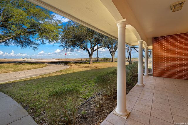 25 Labus Ln, Floresville, TX 78114