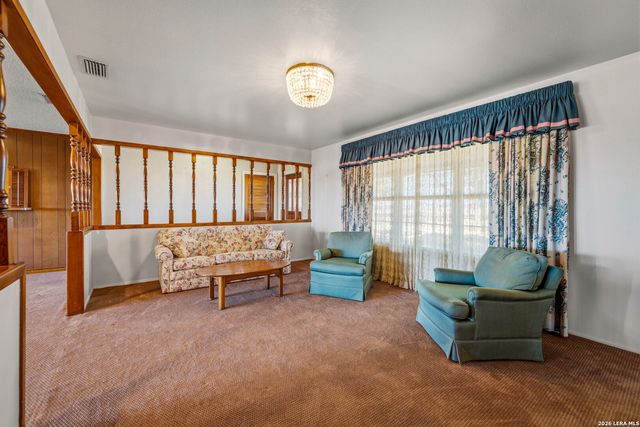 25 Labus Ln, Floresville, TX 78114