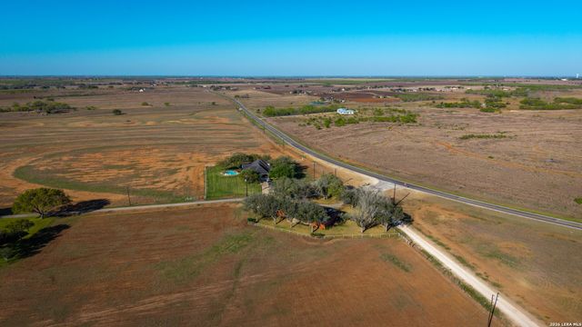 25 Labus Ln, Floresville, TX 78114