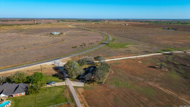 25 Labus Ln, Floresville, TX 78114